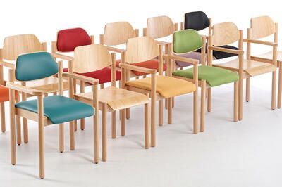 Die Holzstühle der Modellfamilie Dresden können überall gestellt werden
