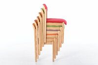 Die vollgepolsterten Holzstühle können gestapelt werden