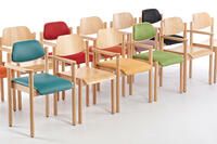 Die Holzstühle unserer Modellfamilie Dresden können überall gestellt werden