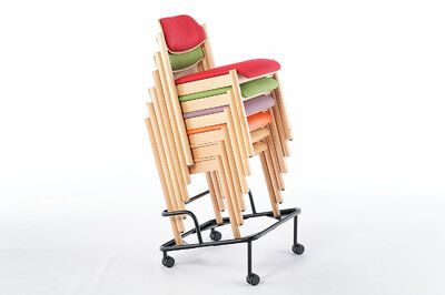 Mit dem Rollwagen können die Stühle zum Bestimmungsort geschoben werden