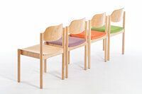 In Reihe gestellt geben die Stühle der Dresden Modellfamilie ein ordentliches Gesamtbild