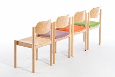 In Reihe gestellt geben die Stühle der Dresden Modellfamilie ein ordentliches Gesamtbild