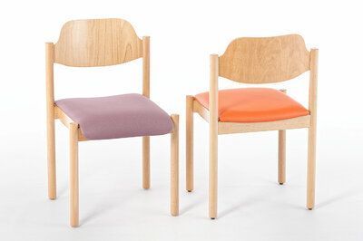 Holzstühle mit Sitzpolster für Seminare