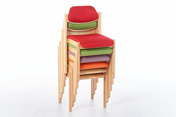 Die Stühle der Modellfamilie können gestapelt werden