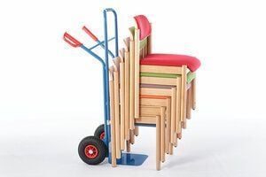Ein einfacher Stuhltransport ist auch mit der Stuhlkarre möglich Ein einfacher Stuhltransport ist auch mit der Stuhlkarre möglich