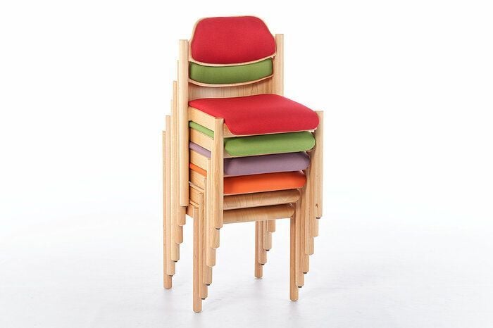 Die Stühle unserer Dresden Serie können gestapelt werden