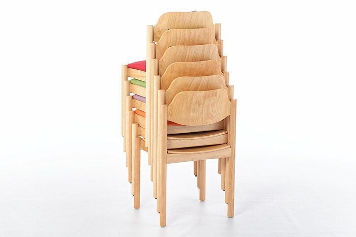 Platzsparend können die Stühle gestapelt werden
