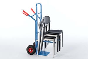 Leichte Stapelung ist auf der Stuhltransportkarre möglich Leichte Stapelung ist auf der Stuhltransportkarre möglich