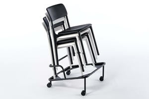 Mithilfe des Transportwagens können die Stapelstühle schnell verteilt werden Mithilfe des Transportwagens können die Stapelstühle schnell verteilt werden