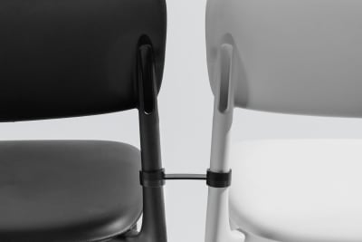 Der Reihenverbinder für die Stühle Faro