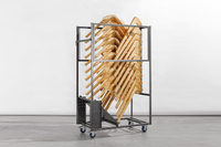 Unsere Holzstühle Finnland auf dem universellen Transportrollwagen