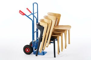Mithilfe der Transportkarre ist eine leichte Verteilung der Stühle möglich Mithilfe der Transportkarre ist eine leichte Verteilung der Stühle möglich
