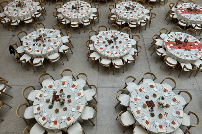 Die stapelbaren Holzstühle Finnland steuern einem gemütlichen Ambiente bei