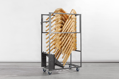 Unsere Holzstühle Finnland auf dem universellen Transportrollwagen