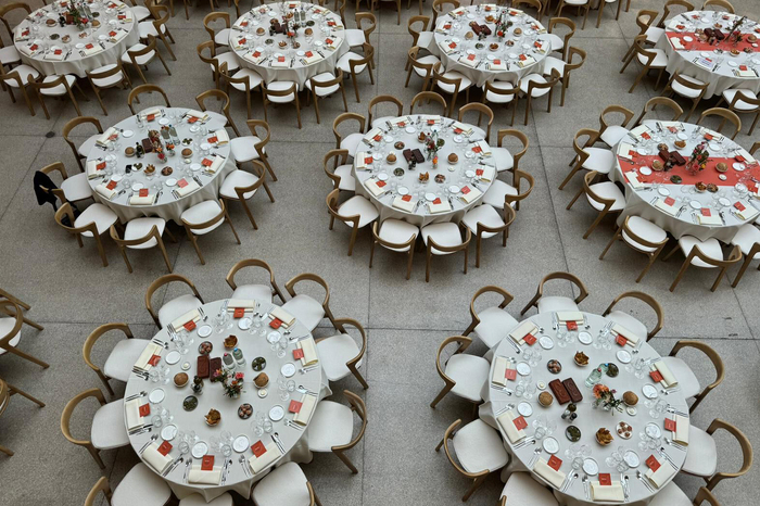 Die stapelbaren Holzstühle Finnland steuern einem gemütlichen Ambiente bei