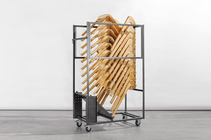 Unsere Holzstühle Finnland auf dem universellen Transportrollwagen