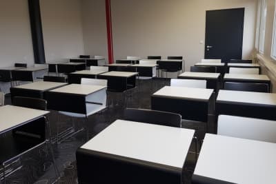 Für Schulungsräume eignen sich unsere Flensburg Stapeltische besonders gut