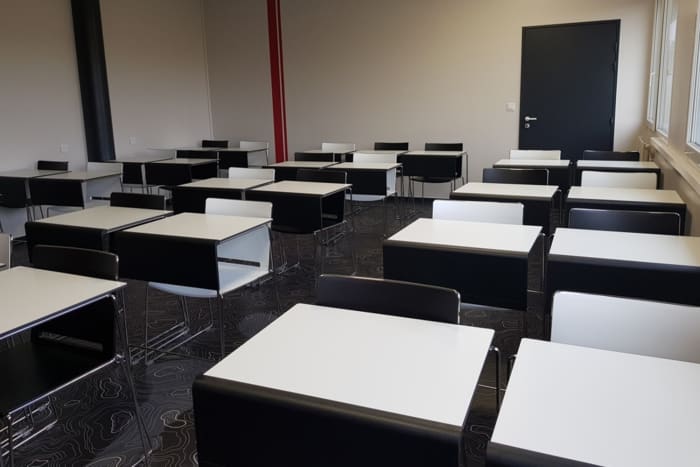 Für Schulungsräume eignen sich unsere Flensburg Stapeltische besonders gut