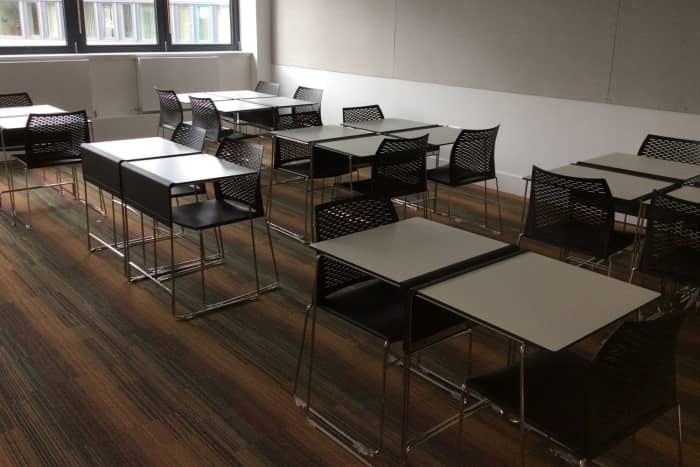 In Schulungsräumen werden die Einzelplatztische gerne gestellt