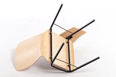 Sitzschale aus Holz und Stahlrohrgestell sind fest miteinander verbunden