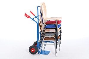 Mit der Stuhlkarre können die Florida Stapelstühle einfach transportiert werden Mit der Stuhlkarre können die Florida Stapelstühle einfach transportiert werden