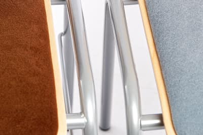 Bei Nichtgebrauch können die festen Verbinder unter die Sitzfläche geschoben werden