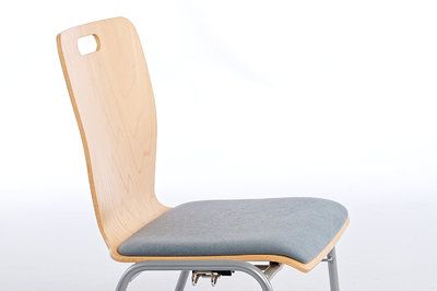 Die leicht gebogene Rückenlehne und die gepolsterte Sitzfläche laden zum bequemen Sitzen ein