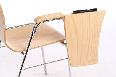 Das Tischchen lässt sich bei Bedarf einfach wegklappen