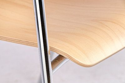 Die Sitzfläche ist vorne leicht gebogen