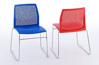 Der Kunststoffschalenstuhl ist in unterschiedlichen Farben erhältlich