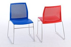 Der Kunststoffschalenstuhl ist in unterschiedlichen Farben erhältlich