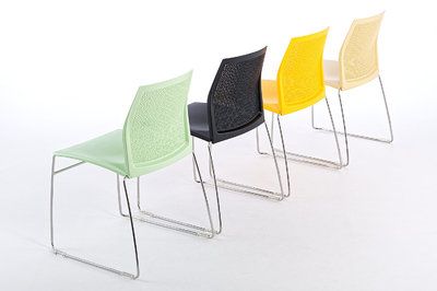 Die Stühle lassen sich auch farblich gemischt stellen
