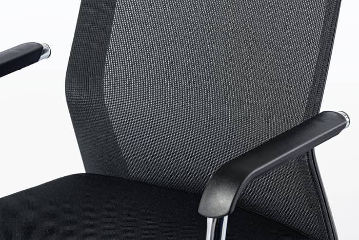 Die Rückenlehne ist ergonomisch gebogen