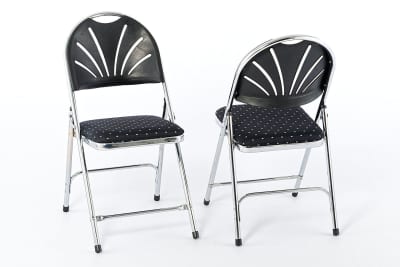 Der Klappstuhl hat ein auffallendes und schönes Design