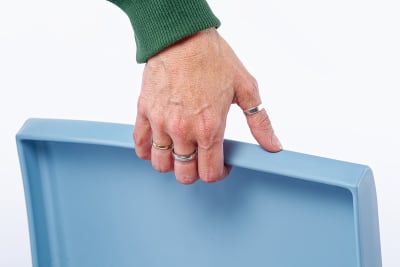 Mit dem integrierten Haltegriff lassen sich die Stühle einfach und leicht bewegen