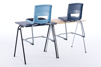 Die Schulstühle können einfach hochgestellt werden