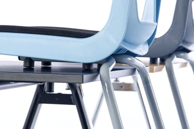 Hochgestellt schützen Kunststoffstopfen ihren Tisch