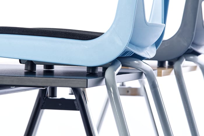 Hochgestellt schützen Kunststoffstopfen ihren Tisch