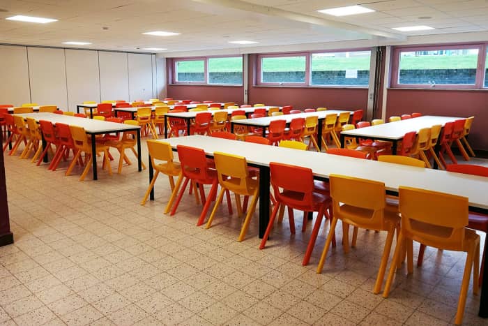 Verschieden kombinierte Farben der Monoblockstühle Granada KIDS lockern den Raum auf