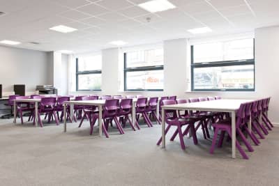 Für Arbeitsgruppen eignen sich unsere pflegeleichten Granada Stühle gut