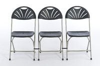 Die angebrachten Stuhlverbinder ermöglichen stabile Stuhlreihen