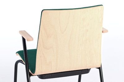 Die schön gemaserte Rückenlehne aus Schichtholz