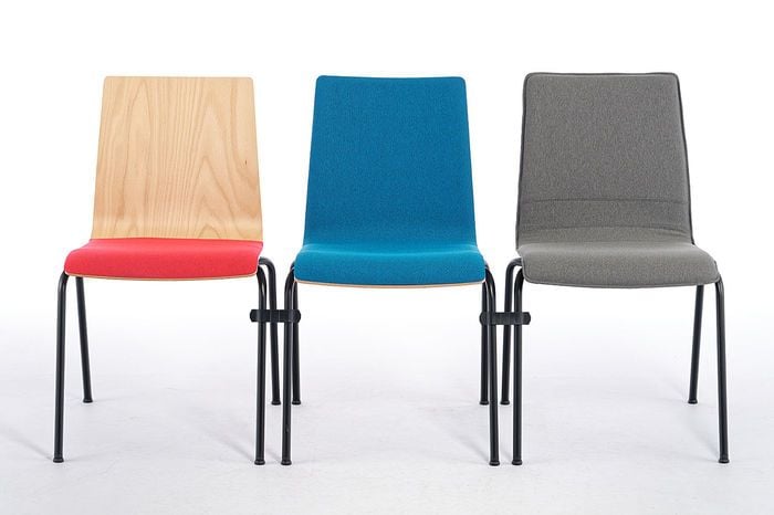 Die-Stühle-der-Havanna-Serie-lassen-sich-kombiniert-in-Stuhlreihen-stellen