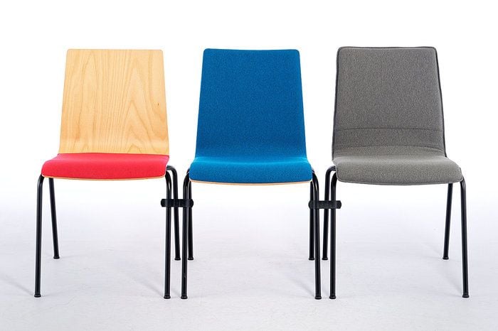 Die Stühle der Havanna Serie lassen sich in Stuhlreihen stellen