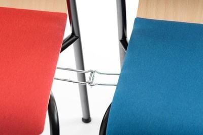 Mithilfe des optional erhältlichen Stuhl und Reihenverbinders können die stapelbaren Schalenstühle Havanna VP kinderleicht in Reihe verbunden werden