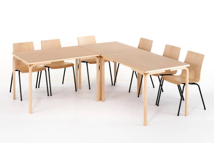 Tische und Stühle bilden eine Einheit
