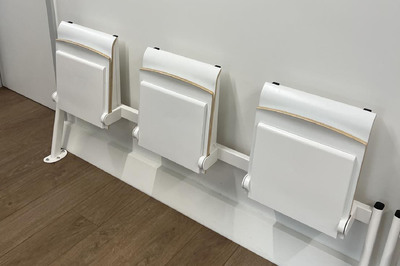 Als Traverse nehmen die Klappsitze wenig Platz ein