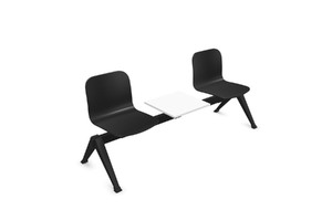 Zeitschriften und Getränke können auf dem Ablagetisch abgestellt werden