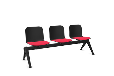 Die Sitzschalen der 3er Traversenbank können mit Sitzpolsterung gewählt werden