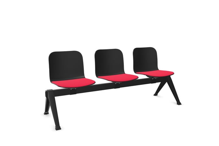 Die Sitzschalen der 3er Traversenbank können mit Sitzpolsterung gewählt werden